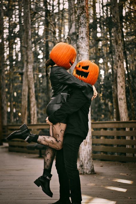 Couples Halloween Photoshoot, Ghostface Photoshoot, Pumpkin Shoot, Spooky Shoot, Couple Costume Ideas, Halloween Couple Costumes, Head Photoshoot, Spooky Pictures, Pumpkin Heads