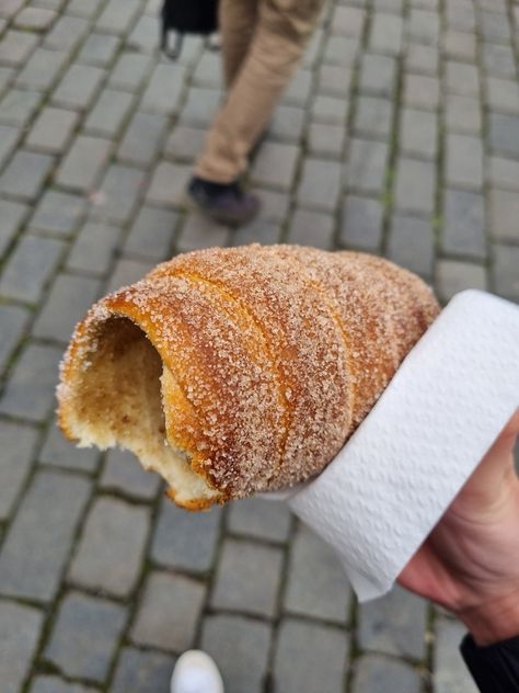 chimney cake in prague Travel Prague, Chimney Cakes, Czech Food, Japanese Princess, Chimney Cake, Prague Travel, Czech Recipes, Hungarian Recipes, Christmas Snacks