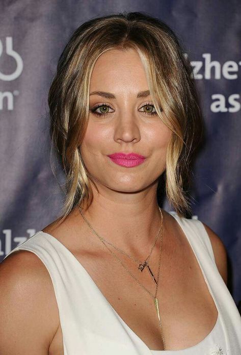 Kaley Cuoco Hair, Kaley Cuoco Body, Charlize Theron Hair, Jennifer Aniston Dress, Kayley Cuoco, Dibujos Toy Story, Kaley Couco, Jennifer Aniston Style, Kaley Cuoco