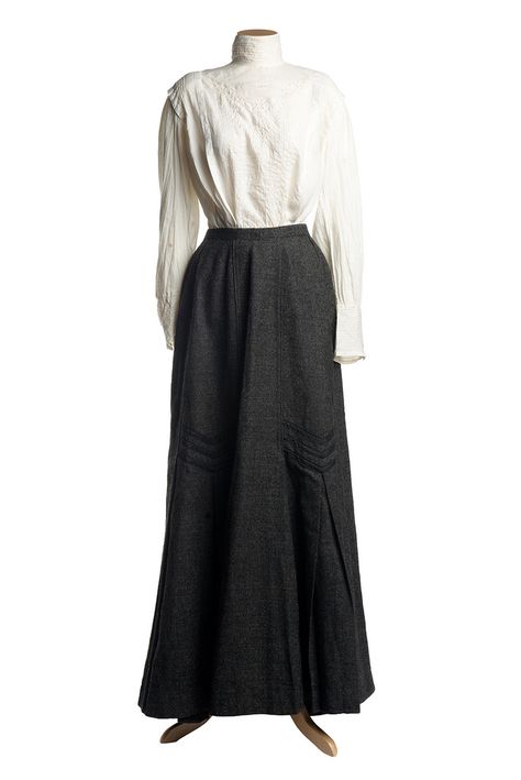 White linen blouse and gray wool skirt, 1900s.  From the collections of the Charleston Museum Poor Clothes, Western Womens Fashion, White Linen Blouse, Fashion 50s, 1900s Fashion, Sebastian Michaelis, Fashion Vocabulary, Victorian Clothing, Wool Skirt