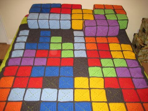 Tetris pillows and blanket Crochet Tetris Blanket, Tetris Blanket, 8 Bit Crochet, Crochet Funny, Crochet Graphgan, Yarn Project, Knit Ideas, Crochet Inspo, Crochet Stuff