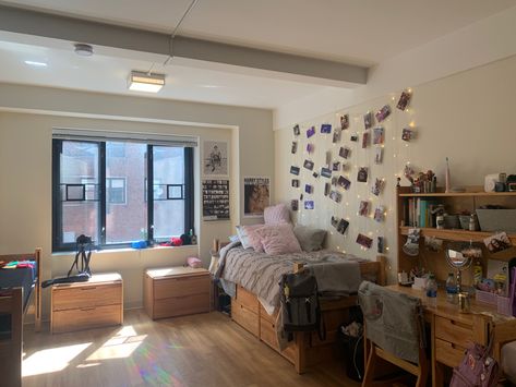 Just decorated my NYU dorm room with lights and pics! Nyc Dorm Room, Yale Dorm, Nyc Dorm, Nyu Dorm, Dorm Rooms Decorating, Nyu Campus, Boarding School Dorm, Dorm Room Ideas For Girls, Campus Dorm