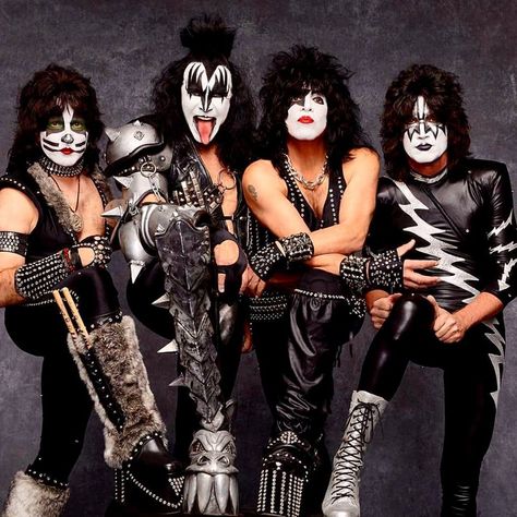 KISSWorld 2017 Kiss Band Costume, Ms Doubtfire, Banda Kiss, Eric Singer, Kiss Outfits, Hair Metal Bands, Kiss Images, Peter Criss, Kiss Army