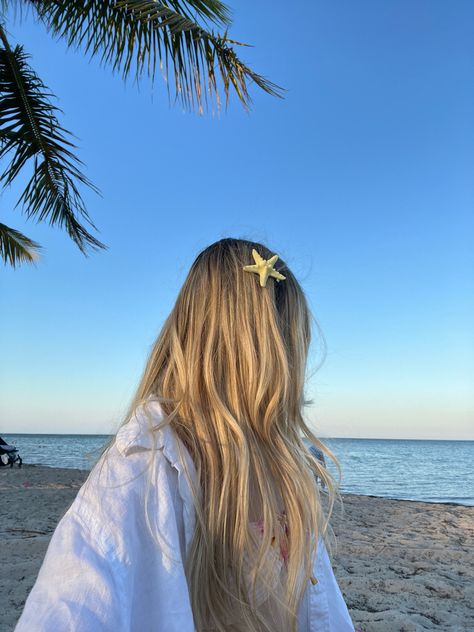 Beach hair, aesthetic beach hair, blonde hair, island girl, beach hairstyles Blondie Girl, Blonde Aesthetic, Beach Girl Aesthetic, Beachy Aesthetic, Ocean Girl, Beach Blonde, Blonde Hair Girl, Preppy Girl, Aesthetic Beach