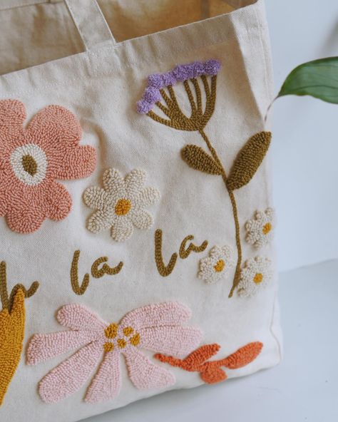 I was one of the guest authors in @juliettemichelet ‘s punch needle book last year and I designed this tote bag which reminds me of spring. What I really like about punch needle embroidery is that you can make functional items. #punchneedle #punchneedleembroidery #punchneedleart #totebags #floraldesign #floralinspiration #springlook #handmadecrafts de Punch Needle Small Projects, Punch Needle Tote Bag, Punch Needle Designs, Embroidery Headband, Tufting Art, Tote Bag Embroidery, Tiktok Business, Punch Needle Pillow, Bob Weave