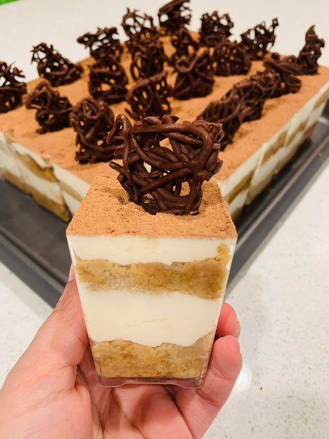 Tiramisu Shots Tiramisu Shooters Recipe, Tiramisu Shooters, Tiramisu Dessert Cups, Tiramisu Shots, Tiramisu In A Cup, Elegant Holiday Desserts, Cake Shooters, Tiramisu Cups, Shooter Recipes