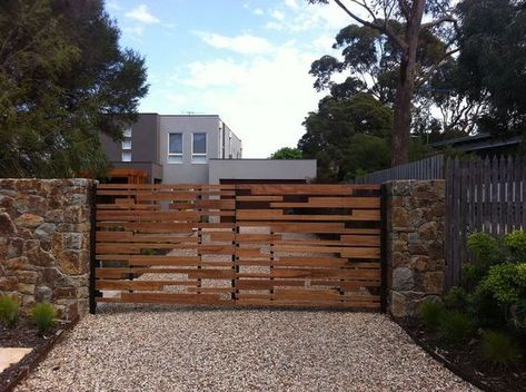 40 Spectacular Front Gate Ideas and Designs Gates Modern, Pagar Modern, Wooden Gate Designs, Aluminum Driveway Gates, Tor Design, Modern Driveway, Wooden Gates Driveway, Ranch Gates, Gates Driveway