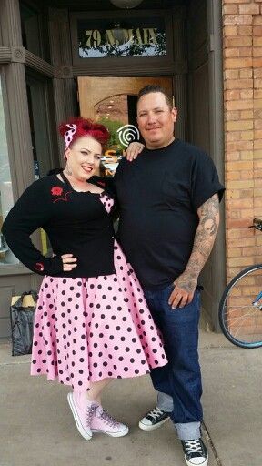 Rockabilly couple Rockabilly Couple, Rockabilly Halloween, All In The Family, Halloween Party, Pin Up, Halloween, Skin