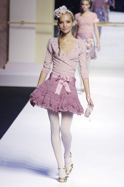 Pink Runway, 2006 Runway, Runway Fashion Couture, Runway Outfits, White Tights, Runway Pictures, 인물 사진, Runway Models, Yohji Yamamoto