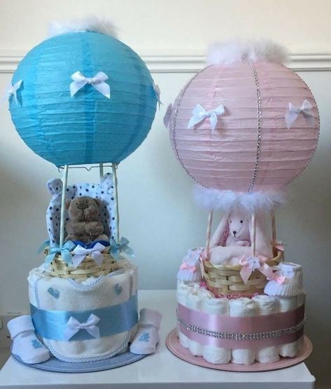 Idee Babyshower, Baby Shower Baskets, Nappy Cake, Nappy Cakes, Baby Shower Crafts, Baby Shower Gift Basket, Baby Shower Diaper Cake, Baby Diaper Cake, Diy Baby Shower Gifts