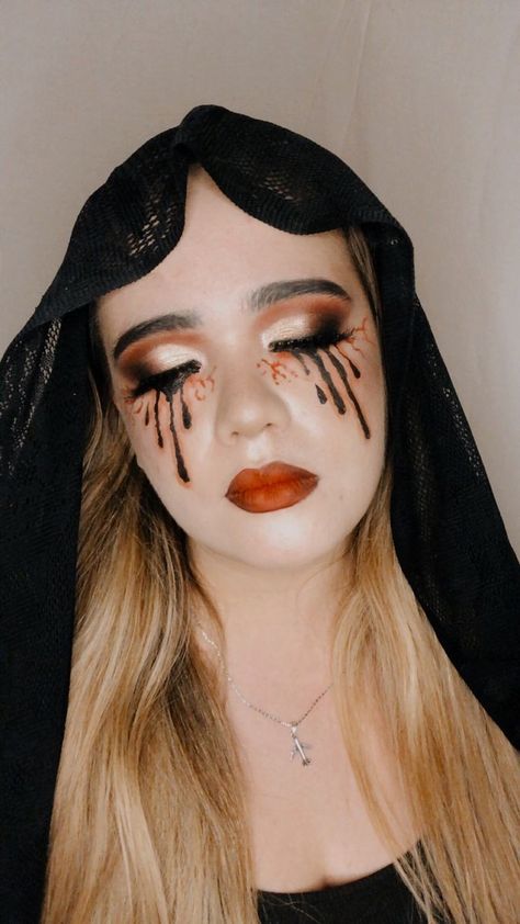 Halloween Maquillaje, Dark Witch, Samhain, Simple Makeup, Halloween Ideas, Halloween Nails, Costume Ideas, Makeup Routine, Maquillaje De Ojos