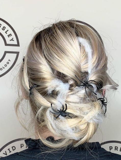 Hair Spiders In Hair Halloween, Halloween Make Up Spiders, Spider Web Hairstyle, Halloween Hair Updos, Halloween Spider Hair, Spider Hairstyle Halloween, Halloween Updos Hairstyles, Spiderweb Hair Design, Halloween Updos