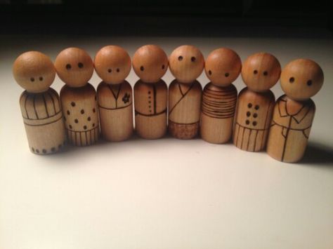 Wood burned peg people for the little man's stocking! Wood Burning Pen, Wooden Toys Design, Wood Peg Dolls, Woodburning Projects, Kids Rooms Diy, Peg People, Clothespin Dolls, Natural Toys, Kids Wood