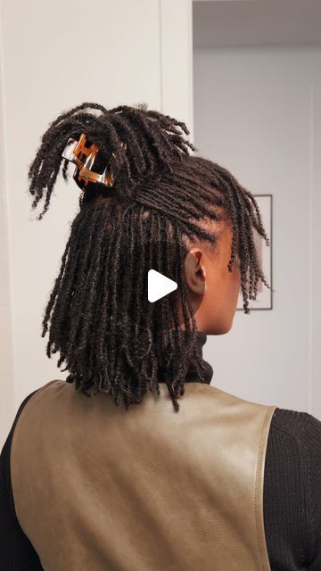 Farah J. on Instagram: "Everyone has a go-to style and this half up / half down style with a claw clip never fails 🤍
.
.
.
.
.
.

#texturetuesday #microlocs #locs #locd #naturalhaircommunity #naturalhairstyles #locstylesforwomen #starterlocs #loccurls #explorepage #locjourney #microlocstyles" Claw Clip Locs, Using A Claw Clip, Short Locs, Micro Locs, Soft Locs, Short Locs Hairstyles, Starter Locs, Natural Hair Community, January 23