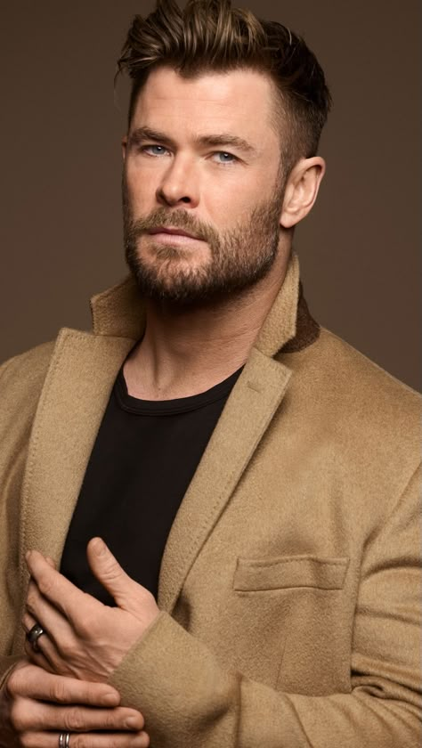 Chris Hemsworth Chris Hemsworth Hair, Beard Cuts, Short Hair With Beard, Haircut For Face Shape, Hemsworth Brothers, Beard Haircut, Chris Hemsworth Thor, Best Barber, Jeffrey Dean