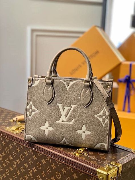 Louis Vuitton ONTHEGO Small Tote Beige Style: M45779 Size: 25x9x11.5cm Designer Totes, Luxury Purses, Small Tote, Vuitton Bag, Hermes Bag, Lv Bag, Hand Bags, Vuitton Handbags, Designer Bags