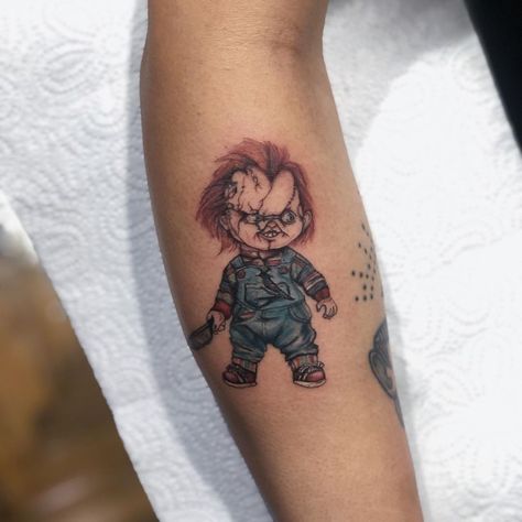 ⚔︎𝔱𝔲𝔤𝔠𝔢 𝔞𝔜𝔟𝔞𝔯𝔰⚔︎ on Instagram: “∙ Chucky ∙ #raychii_tattoos #coloredtattoo #chuckytattoo #movietattoo #tattoodo #ladytattooers #tattooideas #tattooinspo #tattooart…” Chucky Tattoo Ideas, Jigsaw Tattoo, Chucky Tattoo, Tattoo On Arm, Cuff Tattoo, Tattoo World, Doll Tattoo, Movie Tattoos, Black Girls With Tattoos