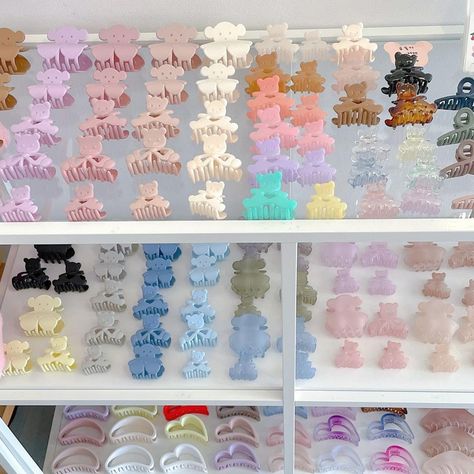 Claw Clip Display Ideas, Bed Frame Sets, Craft Booth Display, Fancy Accessories, Business Baby, Market Displays, Hair Accessories Clips, Craft Booth, Booth Display