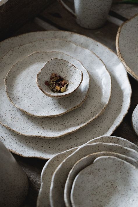 Earthy Ceramics, Wabi Sabi Ceramics, Ceramics Pottery Bowls, Stoneware Plates, Handmade Ceramics Plates, Rustic Pottery, Keramik Design, Rustic Ceramics, Slab Pottery