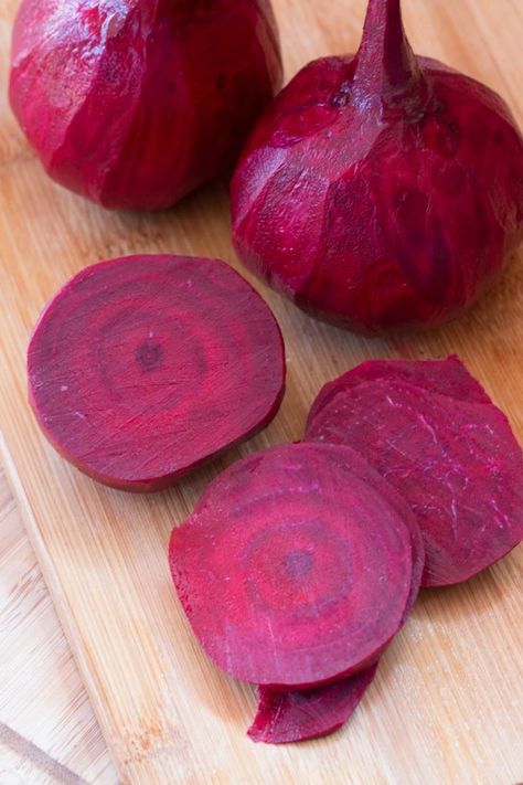 Find out how to make beetroot powder for your homemade cosmetics, food colorings, or as a healthy supplement to your diet. Beetroot Powder Uses, How To Make Beet Powder, Diy Beet Root Powder, How To Make Beetroot Powder, Diy Beetroot Powder, Beet Dye Fabric, Vegetable Powder, How To Make Beets, Beet Root Powder