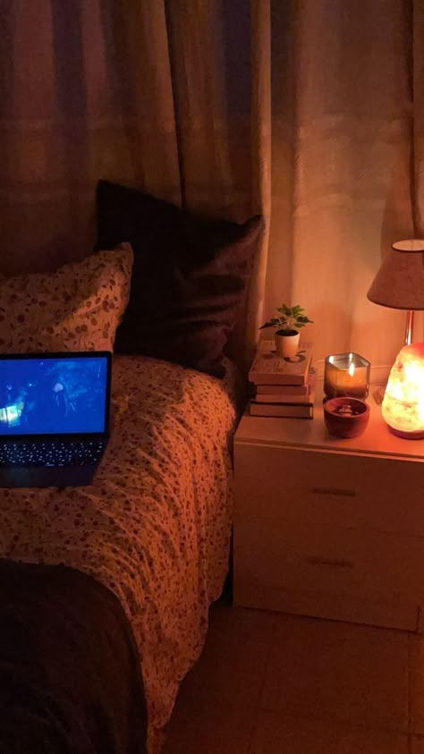 Room Autumn Aesthetic, Cosy Night In Aesthetic, Cozy Fall Bedroom Aesthetic, Room Night Aesthetic, Aesthetic Room Night, Aesthetic Fall Bedroom, Night Bedroom Aesthetic, Winter Room Aesthetic, Cozy Evening Aesthetic