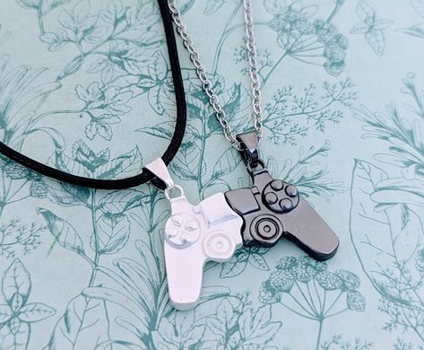 Bestfriend Necklace, Gamer Jewelry, Scary Nails, Gamer Couple, Guitar Pick Jewelry, Necklace Couple, Matching Couple Rings, Fandom Jewelry, Bff Jewelry