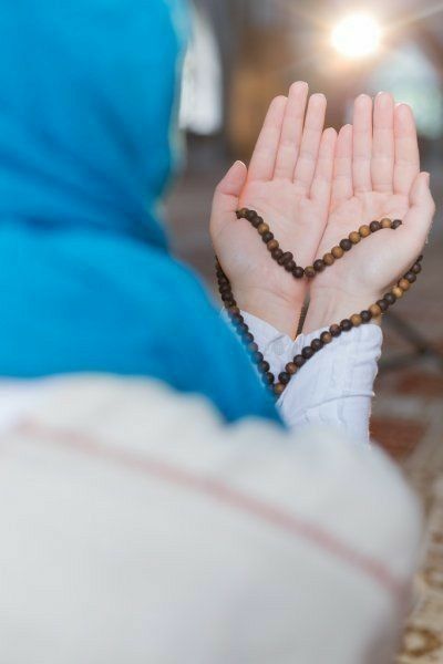 Praying Photo, Muslim Praying, Girl Muslim, Girl Praying, Graphics Tutorial, Army Couple Pictures, Female Hands, Dps For Girls