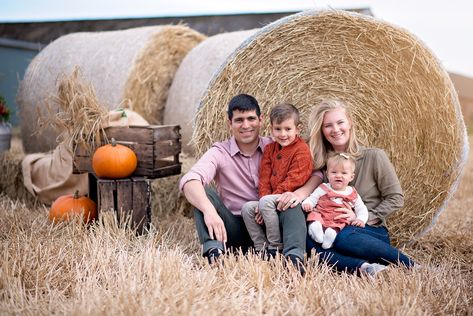 Country Family Photography, Fall Season Pictures, Photo Session Outfits, Pumpkin Patch Photography, Farm Family Pictures, Halloween Minis, Pumpkin Patch Pictures, Farm Photos, Thanksgiving Photos