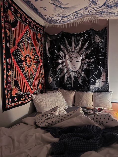 Indie Living Room, Glam Bedrooms, Indie Tapestry, Dope Rooms, Orange Tapestry, Boho Spiritual, Boho Celestial, Cottage Room, Hippy Room