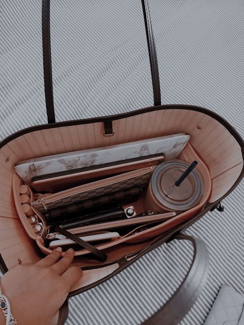 Work Bag Aesthetic, Work Bag Essentials, What's In My Purse, Leather Work Bag, Shopping Haul, Inside My Bag, School Supplies Shopping, Purse Essentials, Notion Templates