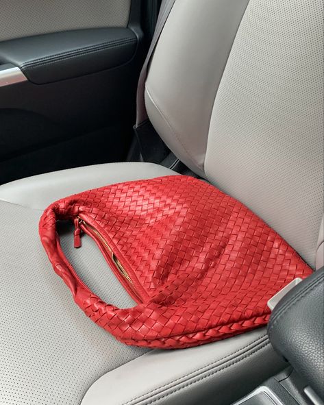 Red Bottega Veneta Bag Outfit, Bottega Veneta Intrecciato Hobo, Red Bottega Bag, Red Bottega Veneta Bag, Red Hobo Bag Outfit, Red Hobo Bag, Vintage Bottega Veneta Bag, Bottega Hobo, Hobo Bag Aesthetic