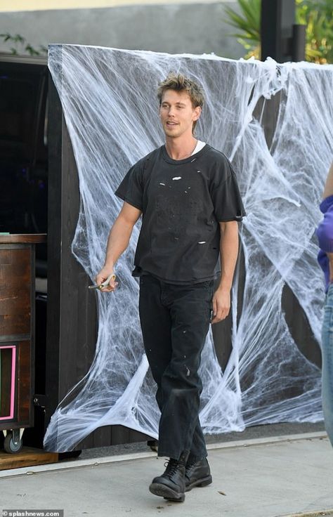 Austin Butler Style, Ralph Lauren Men Outfits, Butler Outfit, Minimal Look, Mens Outfit Inspiration, Austin Butler, November 1, Cool Fits, Men Fashion Casual Outfits