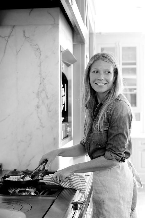 Gwyneth Paltrow Style, Tony And Pepper, Chic Over 50, Clean Plates, New Cookbooks, Healthy Lifestyle Tips, Detox Recipes, Branding Photoshoot, Gwyneth Paltrow