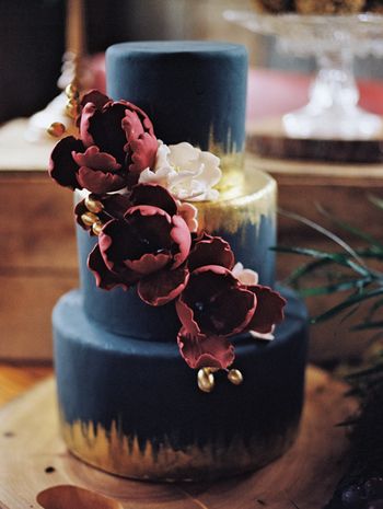 Unique, bold and dramatic wedding cake idea - navy fondant cake with metallic gold and berry colored flowers {Sonia Bourdon Photography} Piniata Cake, Wedding Cakes Maroon, Blue Fall Wedding, Navy Wedding Colors, Wedding Cake Navy, Burgundy Wedding Cake, Wedding Cakes Blue, Fall Wedding Cakes, Gold Cake