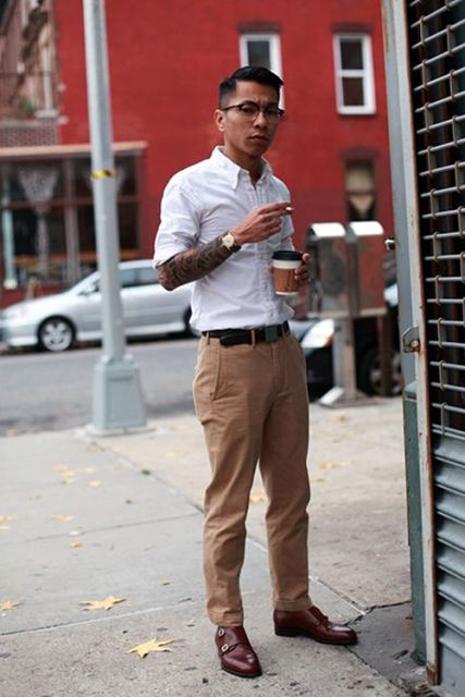 With camel trousers, white shirt and black belt Men's Street Style Photography, Men Styling, Gentleman's Wardrobe, Men With Style, Fashionable Men, Dapper Dan, Monk Strap Shoes, Guy Style, Men's Street Style