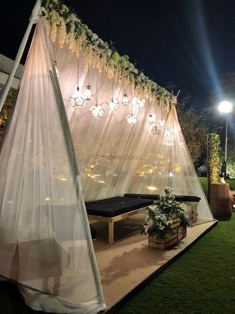 Photo By Just Rajanish Fusion Flowers - Decorators Stage Decorations Event Backdrops, Event Backdrop Ideas, Basic Wedding, Wedding Stage Backdrop, Deco Champetre, Tent Set Up, Diy Wedding Backdrop, Luxury Wedding Decor, Desi Wedding Decor