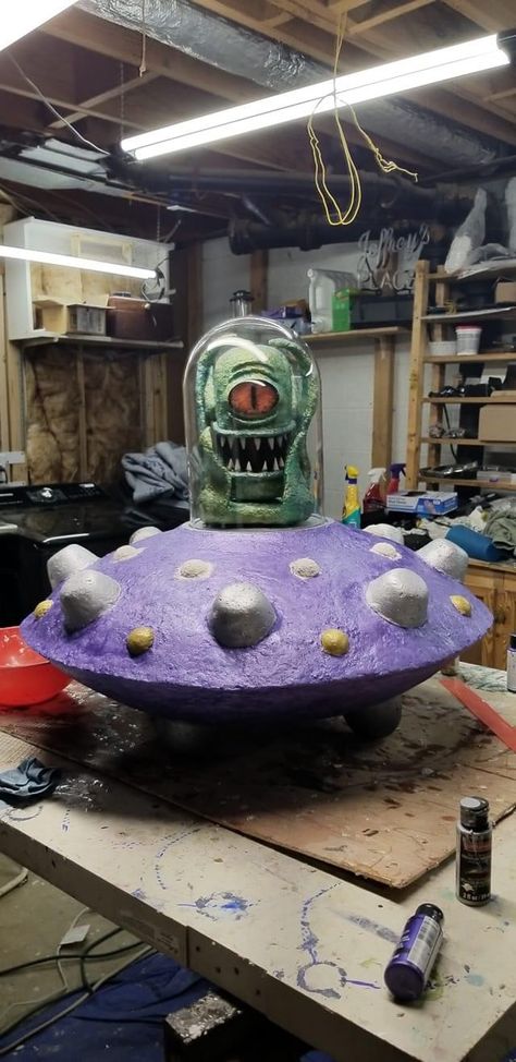 Alien Invasion Decorations, Alien Parade Float, Space Themed Floats, Out Of This World Float Ideas, Alien Scarecrow, Alien Halloween Decorations, Halloween Floats, Spooky Walk, Space Festival