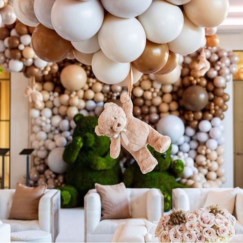 Stunning Baby Shower Inspo 😍🎉 on Instagram: “Hello baby! 🐻 🤍🤎 • • Photo Cred: mindyweiss” Birthday Balloons Arch, Boy Baby Showers, Creative Baby Shower Themes, Baby Shower Balloon Decorations, Balloons Arch, Bear Baby Shower Theme, Creative Baby Shower, Baby Shower Inspiration, Teddy Bear Baby Shower