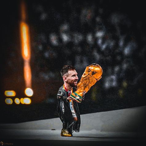 Funny Soccer Pictures, Messi Funny, Cristiano Ronaldo And Messi, Lionel Messi Posters, Cr7 Vs Messi, Messi Poster, Funny Soccer Videos, Cristiano Ronaldo Manchester, Argentina Soccer