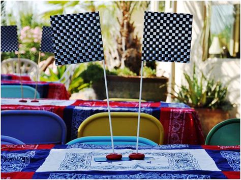 checkered flag centerpieces Marathon Ideas, Blue Spray Paint, Paper Glue, Checkered Flag, Valentine Candy, Converse With Heart, Diy Games, Wood Plaques, Tic Tac Toe