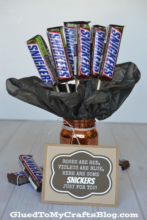 SNICKERS® Bouquet Idea w/free card printable #EatASNICKERS #cbias #ad Snickers Bouquet, Candy Card, Snickers Candy, Valentine's Day Crafts For Kids, Free Printable Cards, Valentines Coupons, Husband Valentine, Bouquet Gift, Free Card