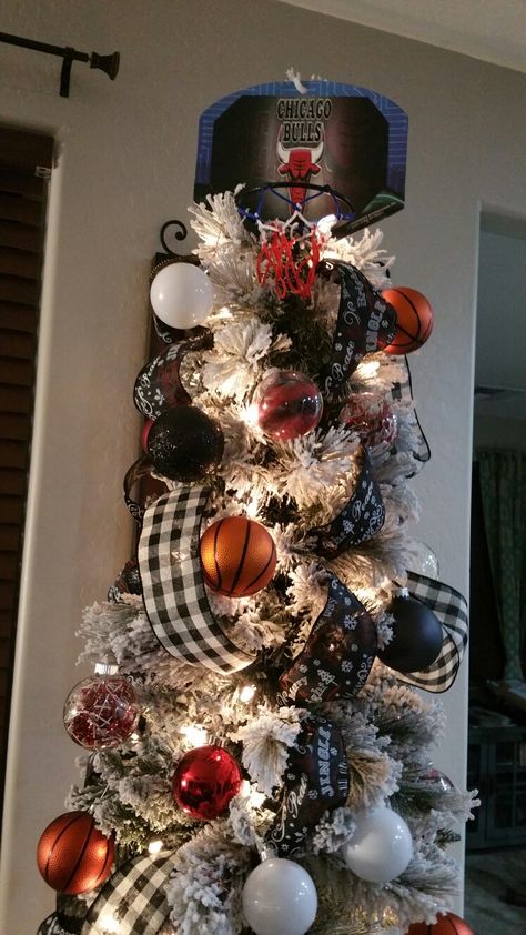 Chicago Bulls Christmas Atlanta Braves Christmas Tree, Christmas Tree Sports Theme, Basketball Theme Christmas Tree, Sports Themed Christmas Tree, Sports Christmas Tree, Theme Christmas Tree, Basketball Theme, Xmas Decor, Christmas Tree Themes