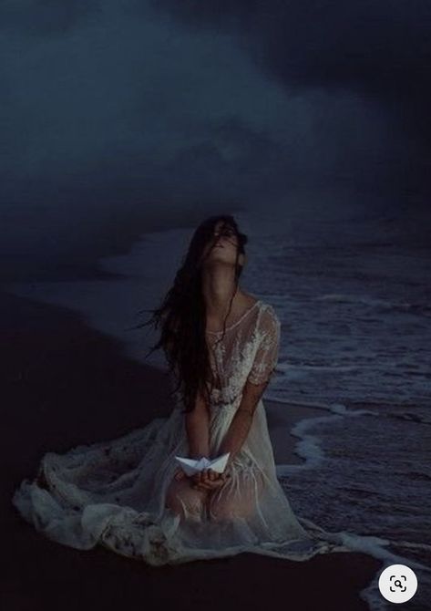 Dark Portrait, Beach At Night, Fairytale Photography, Photographie Portrait Inspiration, Fantasy Photography, Water Photography, Trik Fotografi, Fantasy Aesthetic, Dark Photography