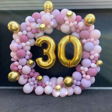 Birthday Lights Decoration, Birthday Balloon Backdrop, Simple Balloon Decoration, Balloon Ring, Backdrop Setup, 30th Birthday Balloons, Baby Shower Balloon Arch, Birthday Lights, Circle Arch