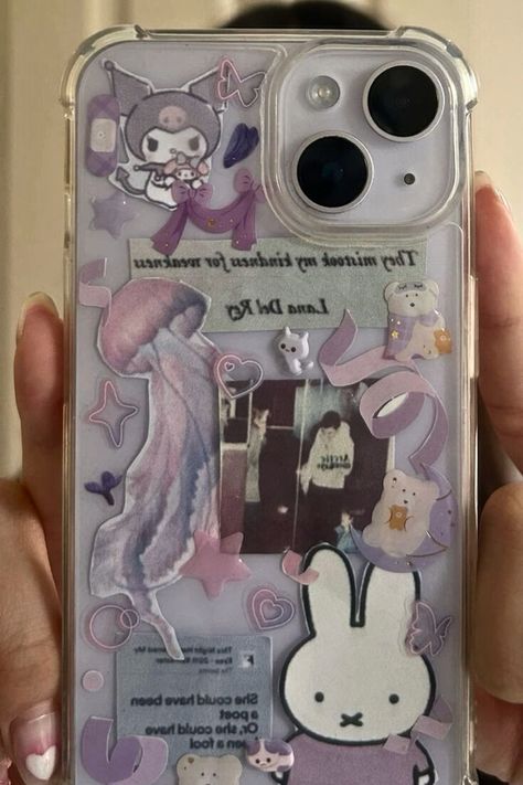 DIY iPhone Case Purple Iphone Case Ideas, Stuff To Put In The Back Of Your Phone Case, Decorate My Phone Case With Me, Purple Phone Case Design, Purple Clear Phone Case Ideas, Purple Phone Case Diy, Purple Phone Case Ideas, How To Decorate Phone Case, Transparent Phone Case Diy