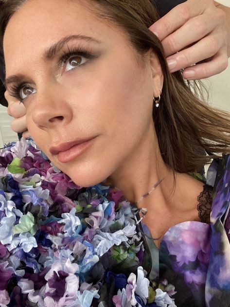 Victoria Beckham Just Made Her Own Moisturizer With This Skincare Professor Sofia Richie Chanel, Victoria Beckham Makeup, Victoria Beckham Beauty, Beckham Family, Victoria Beckham Outfits, Beckham Style, Victoria Beckham Style, Victoria Fashion, Pretty Heart