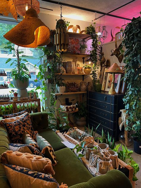 Velvet green couch. Decorating with plants. Earthy vibes Botanical Apartment Aesthetic, Trippy Plant Room Aesthetic, Green Earthy Room Aesthetic, Room Earthy Aesthetic, Maximalist Plant Room, Green Couch Living Room Ideas Decor, Eclectic Plant Decor, Whimsigoth Couch, Plant Themed Living Room