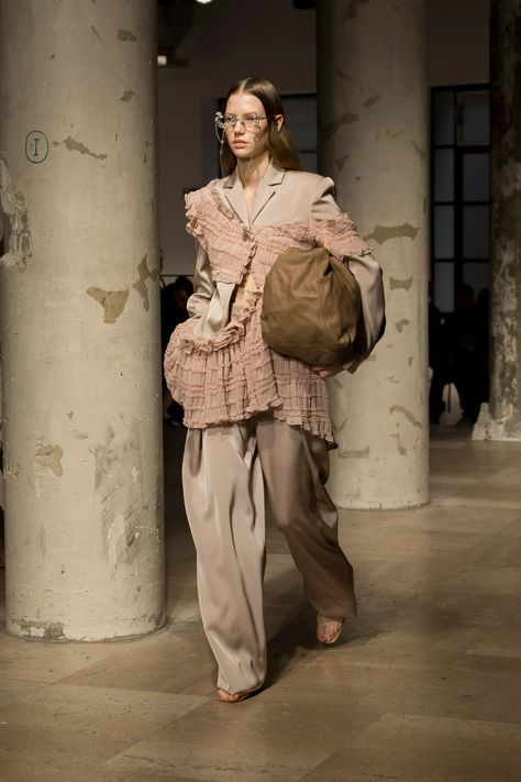 Rokh Spring 2025 Ready-to-Wear Fashion Show | Vogue Cropped Jackets, Runway Shoes, Show Collection, September 2024, Fashion Show Collection, Spring Dress, Trench Coats, Spring Collection, My Favorites