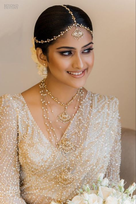 Traditional Kandyan Bride, Kandyan Bride Traditional, Kandyan Jewellery, Kandyan Bridesmaid, Telugu Jewellery, White Saree Wedding, Kandyan Brides, White Sarees, Buddhist Wedding