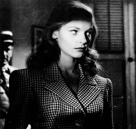 1940s Film Noir Lauren Bacall Movies, Casablanca Movie, Logo Film, Film Noir Photography, Bogart And Bacall, Noir Detective, Detective Aesthetic, Noir Movie, Ali Larter